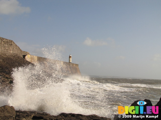 SX10065 Spray of wave at Porthcawl point